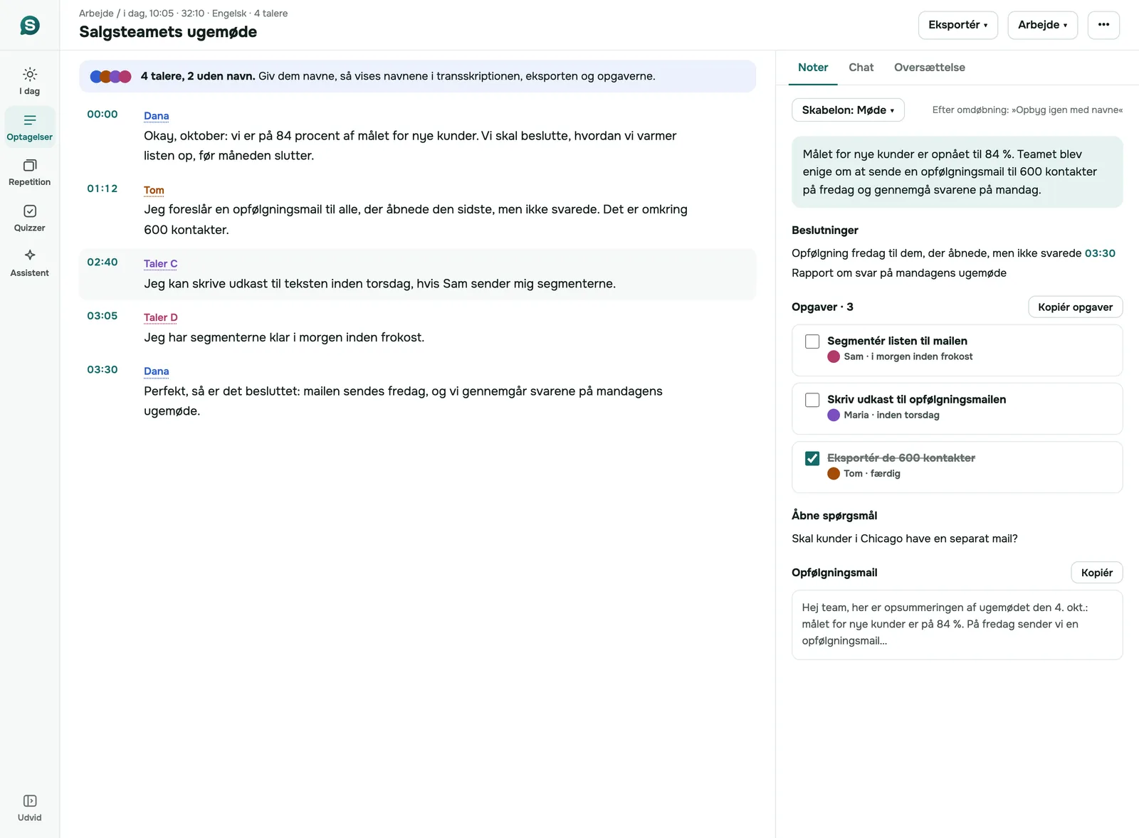 SozAI-webappen: en mødetransskription ved siden af dens noter, med beslutninger og opgaver med ansvarlige