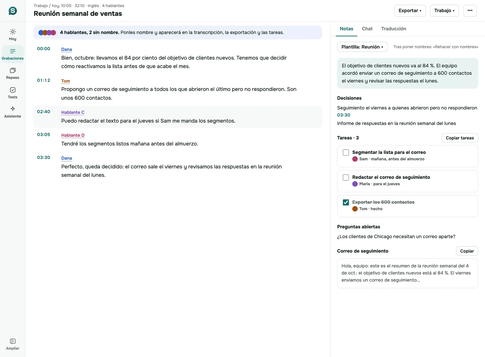 App web de SozAI: la transcripción de una reunión junto a sus notas, con decisiones y tareas con responsables