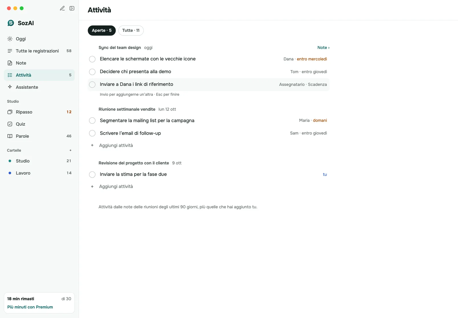 Attività ricavate dalle riunioni in SozAI per Mac, raggruppate per riunione, ciascuna con un responsabile e una scadenza