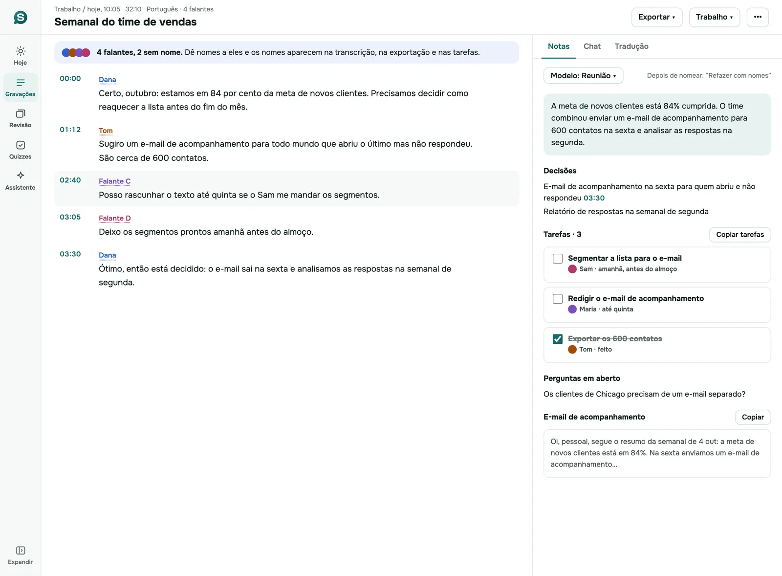 App web do SozAI: uma transcrição de reunião ao lado das anotações, com decisões e tarefas com responsáveis