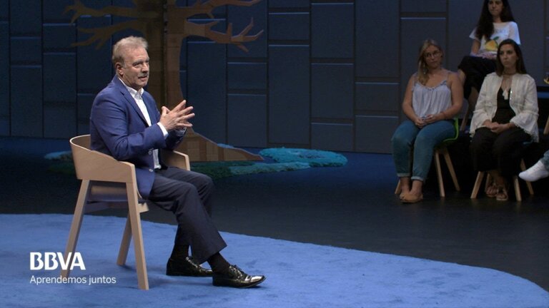 V. completa: “Hablar en público es un privilegio que de… — Transcript