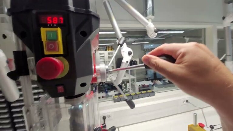 Brug af søjleboremaskine i DIY Lab 5122-117 — Transcript